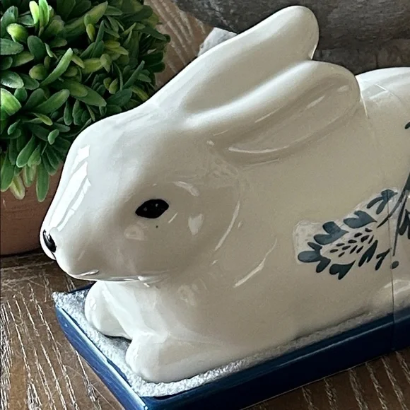 NEW! Blue & White Floral Chinoiserie Ceramic Bunny Rabbit Butter Dish - Picture 2 of 7